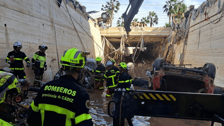 Bomberos de Cádiz colaboran en la liberación de vehículos y víctimas de la tragedia de un túnel en Valencia