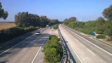 Cinco carreteras permanecen cortadas y cuatro más presentan restricciones en Cádiz tras la DANA