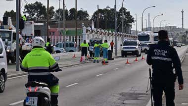El choque de un camión con una farola provoca el corte de la Carretera Industrial de Cádiz durante una hora