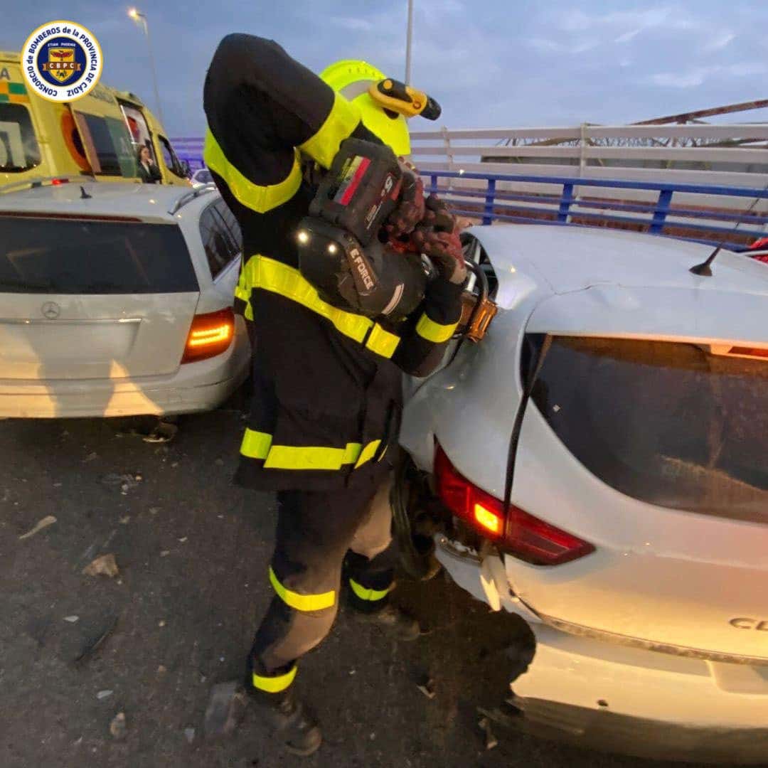 Fallece un motorista en un accidente en el Puente de la Constitución de 1812 de Cádiz