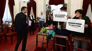 Protesta en el pleno de Cádiz por la falta de atención del Ayuntamiento a las personas sin hogar