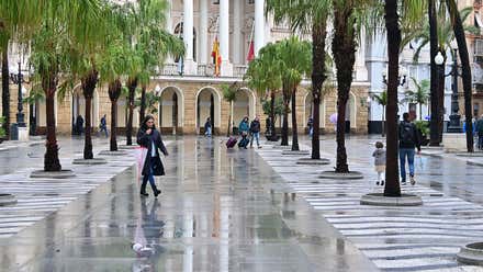 Cádiz comienza el Puente ya sin la DANA pero con lluvias débiles y vigilancia sobre embalses y ríos