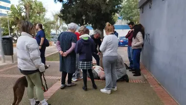 Un anciano permanece en Cádiz más de una hora sangrando en el suelo, esperando una ambulancia de la Junta