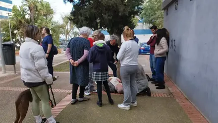 Un anciano permanece en Cádiz más de una hora sangrando en el suelo, esperando una ambulancia de la Junta