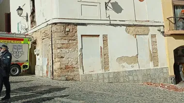 Cae un tabique de ladrillo que cegaba una ventana de una finca municipal en el barrio del Pópulo de Cádiz