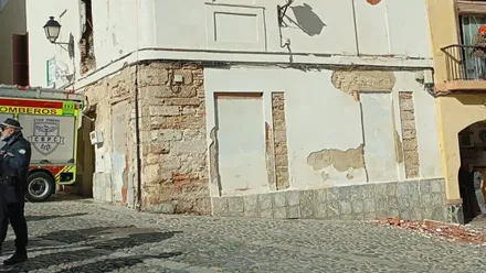 Cae un tabique de ladrillo que cegaba una ventana de una finca municipal en el barrio del Pópulo de Cádiz