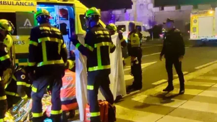 Un grupo de personas vuelca un coche para liberar a una menor atrapada tras un atropello en Cádiz