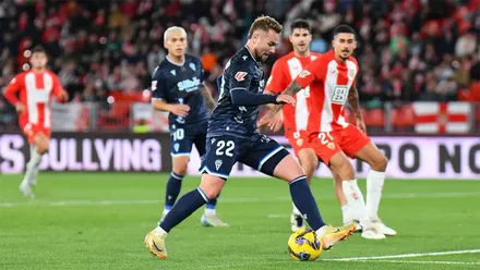 Ejercicio de supervivencia del Cádiz CF. Al árbitro, al no VAR y a un Almería lanzado