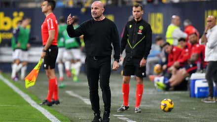 El Cádiz CF obligado a ganar en Elche con la continuidad de su técnico en juego