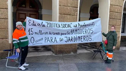 La plantilla de Parques y Jardines de Cádiz vuelve a las protestas ante el Ayuntamiento: “El PP nos ha mentido“