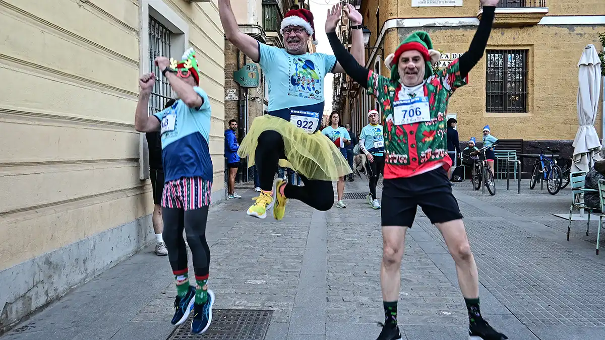 Búscate en las fotos de la VII San Silvestre gaditana, en la que ganaron un francés y una isleña