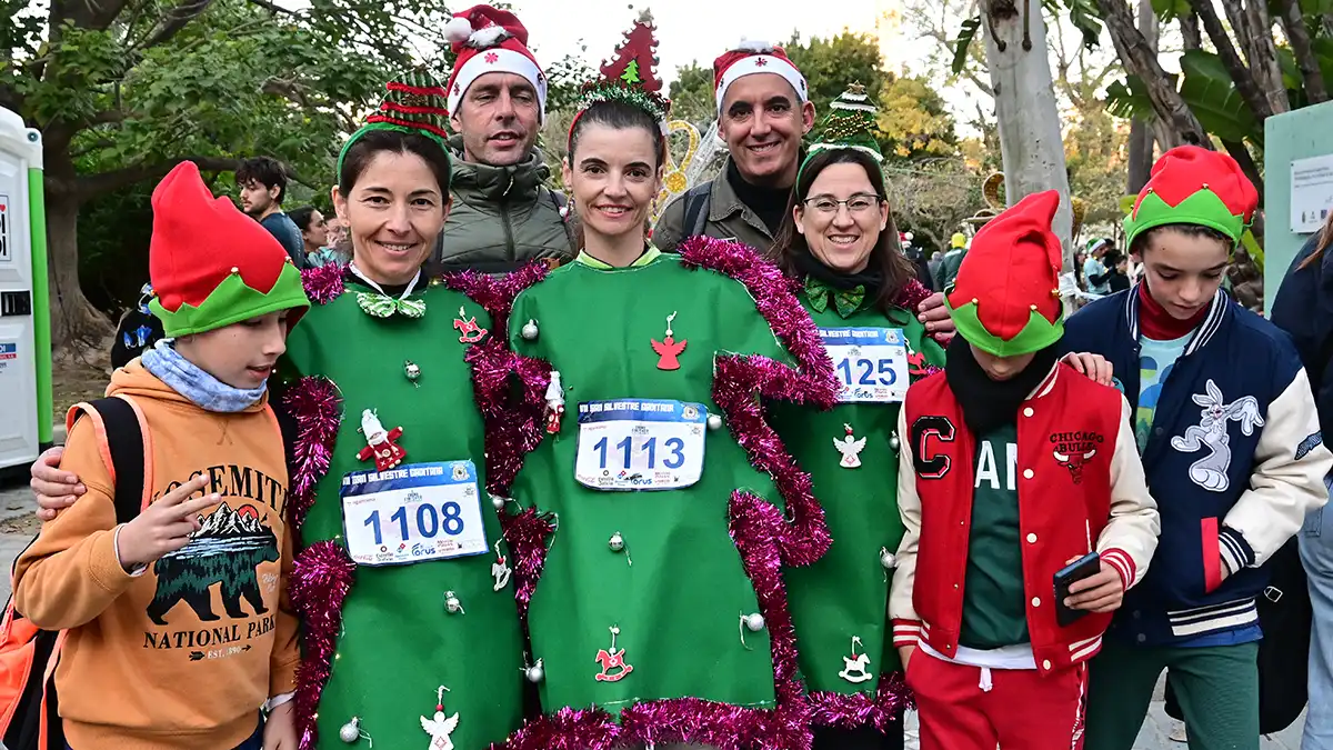 Búscate en las fotos de la VII San Silvestre gaditana, en la que ganaron un francés y una isleña