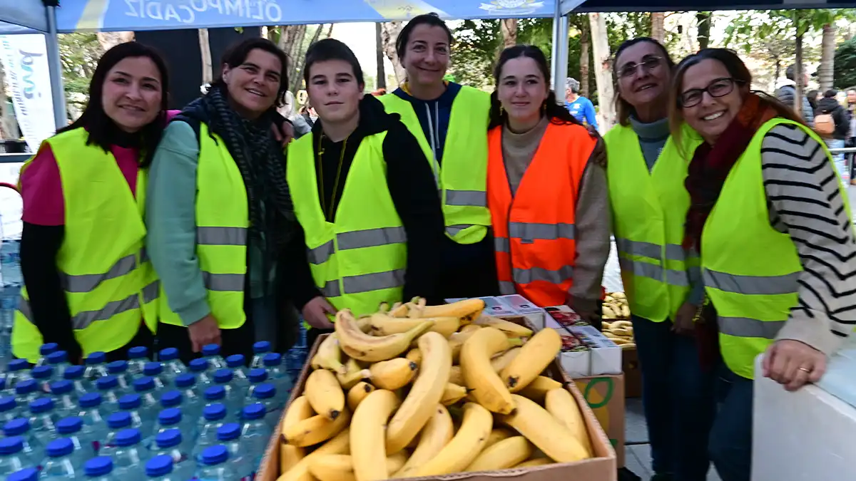 Búscate en las fotos de la VII San Silvestre gaditana, en la que ganaron un francés y una isleña