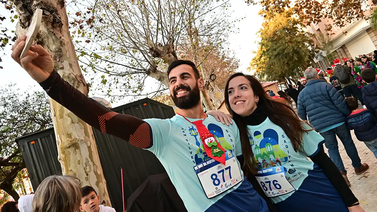 Búscate en las fotos de la VII San Silvestre gaditana, en la que ganaron un francés y una isleña