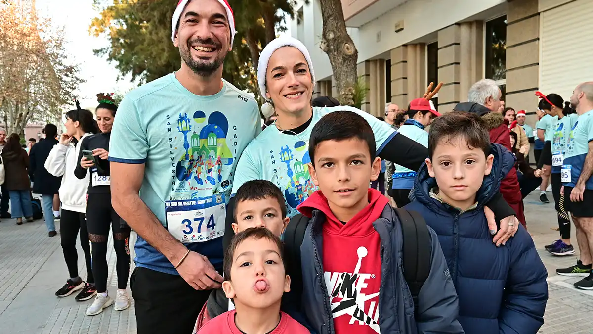 Búscate en las fotos de la VII San Silvestre gaditana, en la que ganaron un francés y una isleña