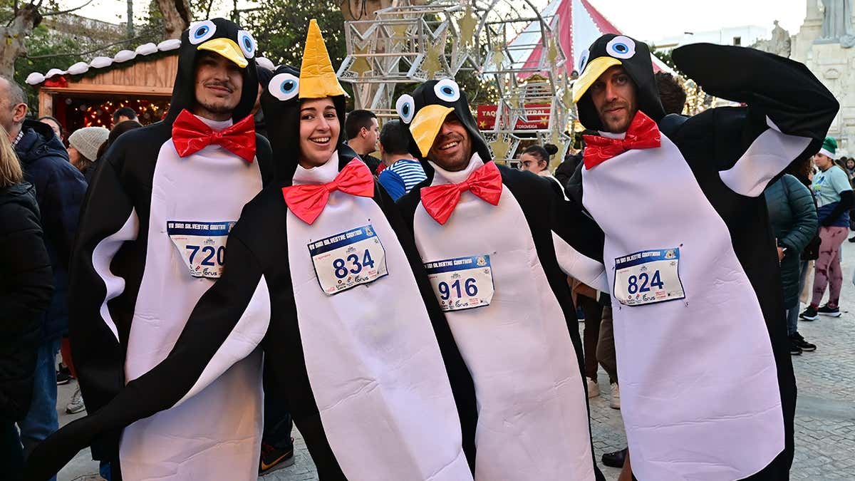 Búscate en las fotos de la VII San Silvestre gaditana, en la que ganaron un francés y una isleña
