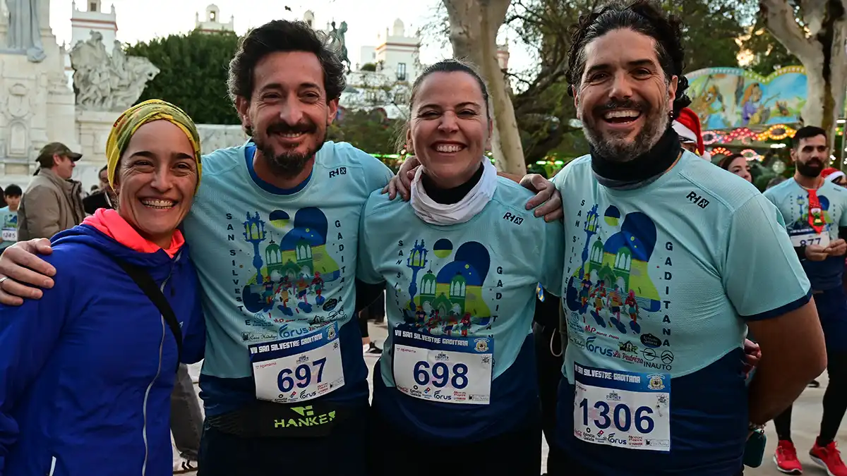 Búscate en las fotos de la VII San Silvestre gaditana, en la que ganaron un francés y una isleña