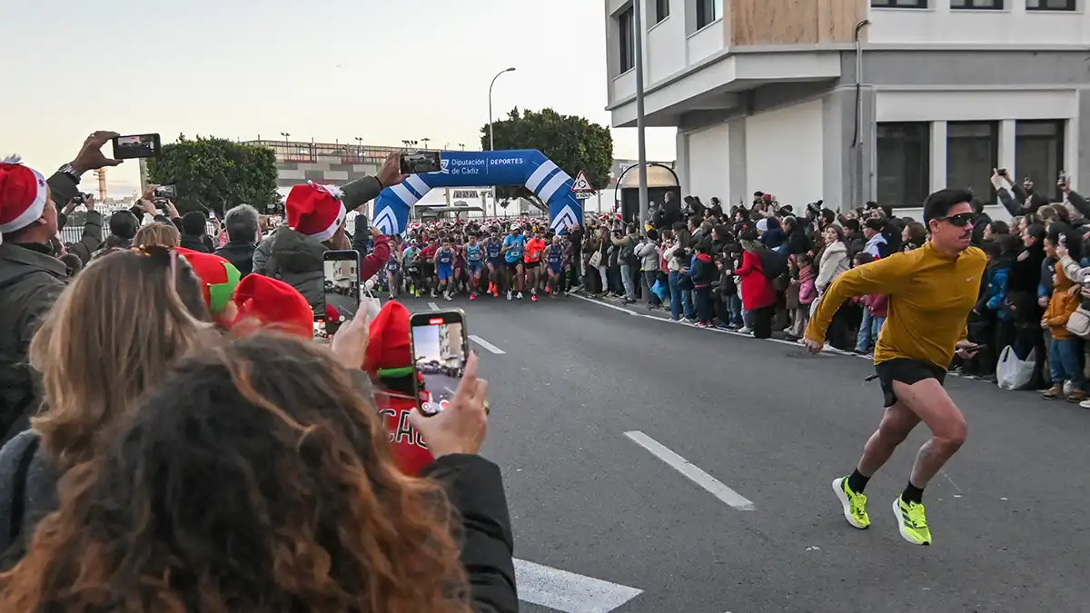 Búscate en las fotos de la VII San Silvestre gaditana, en la que ganaron un francés y una isleña