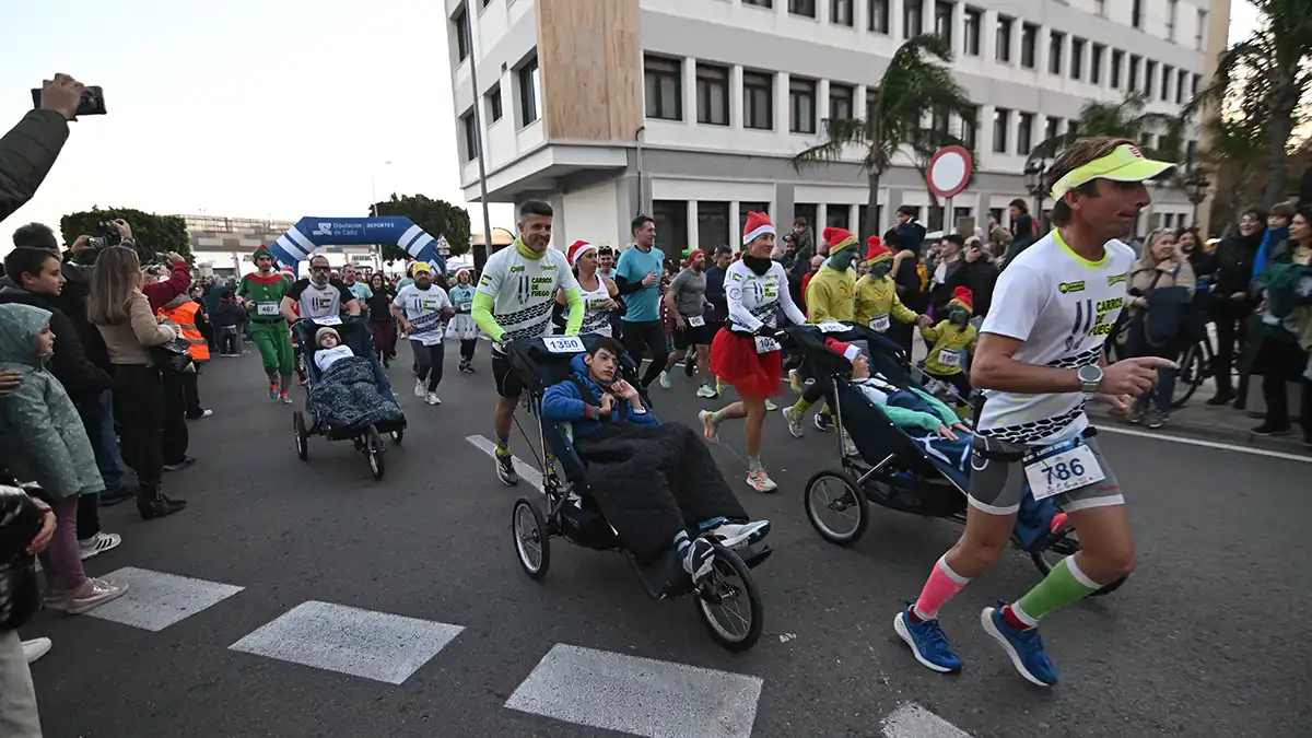 Búscate en las fotos de la VII San Silvestre gaditana, en la que ganaron un francés y una isleña