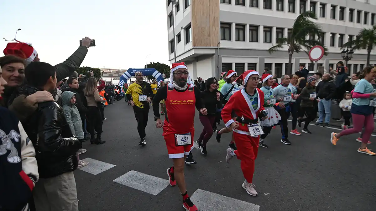 Búscate en las fotos de la VII San Silvestre gaditana, en la que ganaron un francés y una isleña