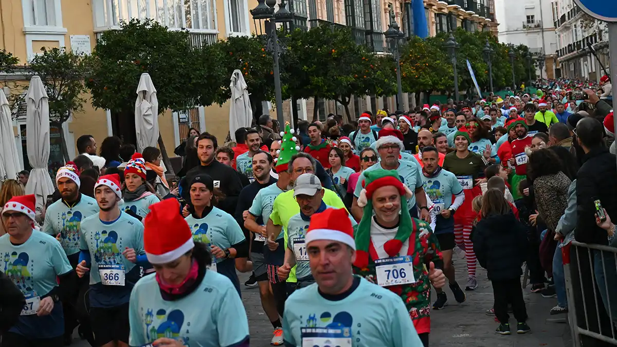 Búscate en las fotos de la VII San Silvestre gaditana, en la que ganaron un francés y una isleña