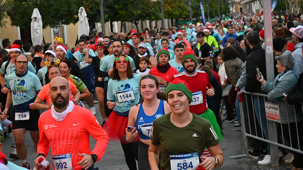 Búscate en las fotos de la VII San Silvestre gaditana, en la que ganaron un francés y una isleña