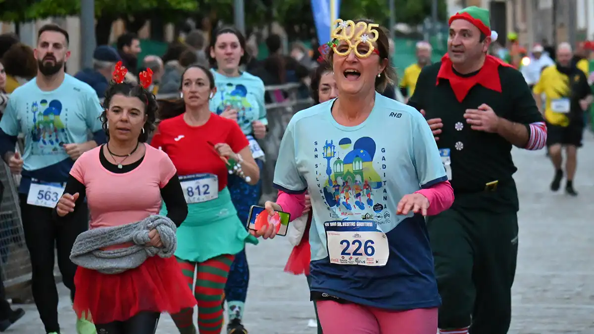 Búscate en las fotos de la VII San Silvestre gaditana, en la que ganaron un francés y una isleña