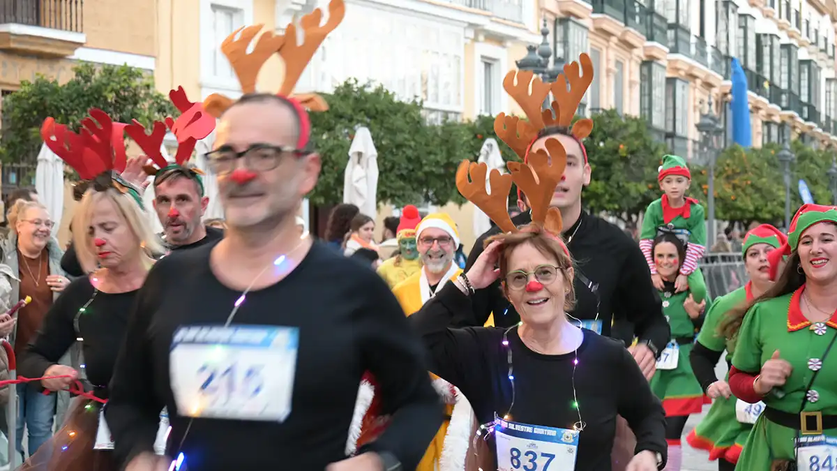 Búscate en las fotos de la VII San Silvestre gaditana, en la que ganaron un francés y una isleña