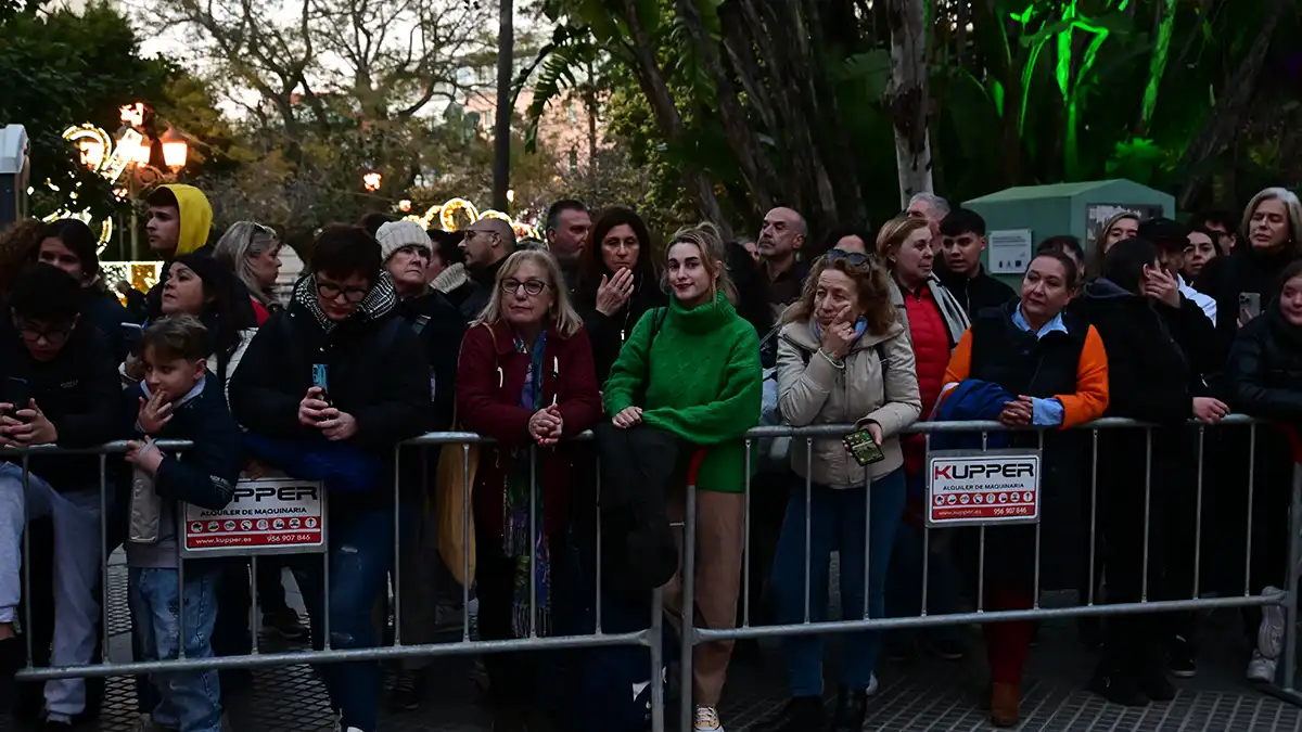 Búscate en las fotos de la VII San Silvestre gaditana, en la que ganaron un francés y una isleña