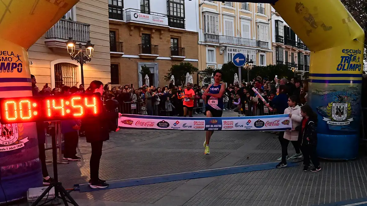 Búscate en las fotos de la VII San Silvestre gaditana, en la que ganaron un francés y una isleña