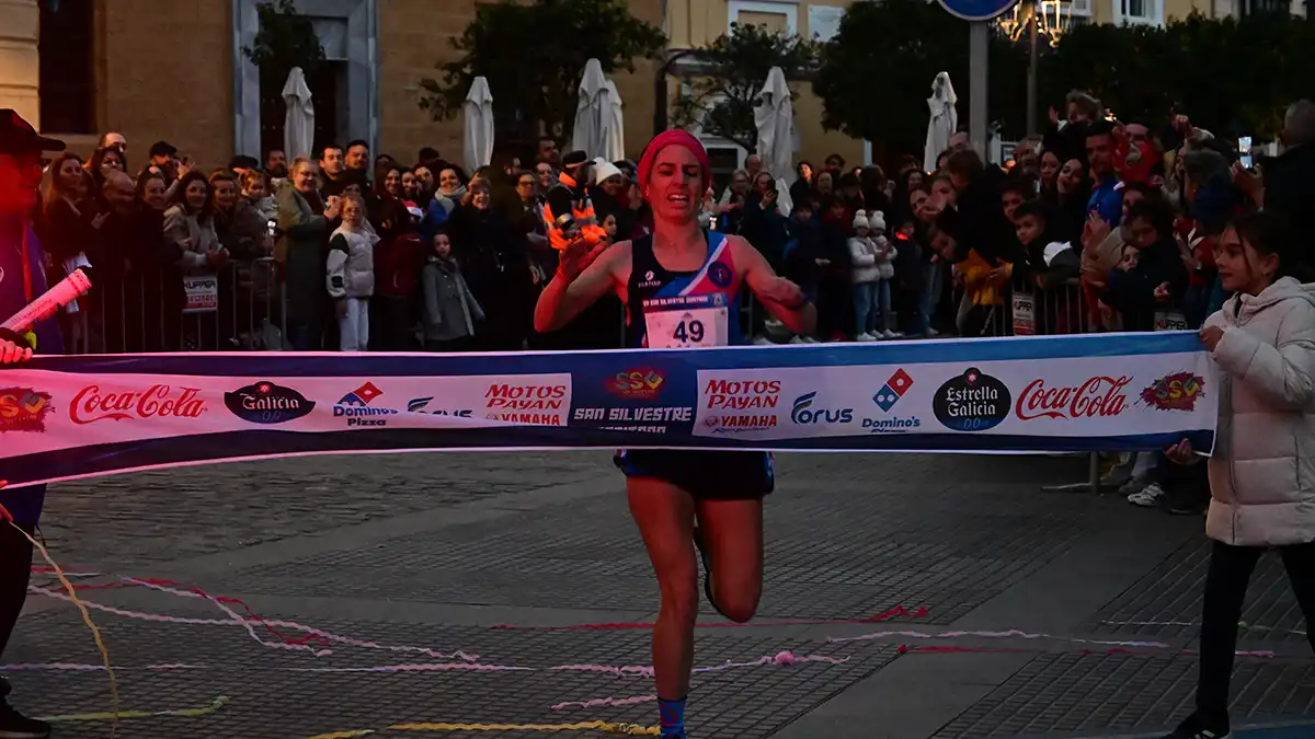 Búscate en las fotos de la VII San Silvestre gaditana, en la que ganaron un francés y una isleña