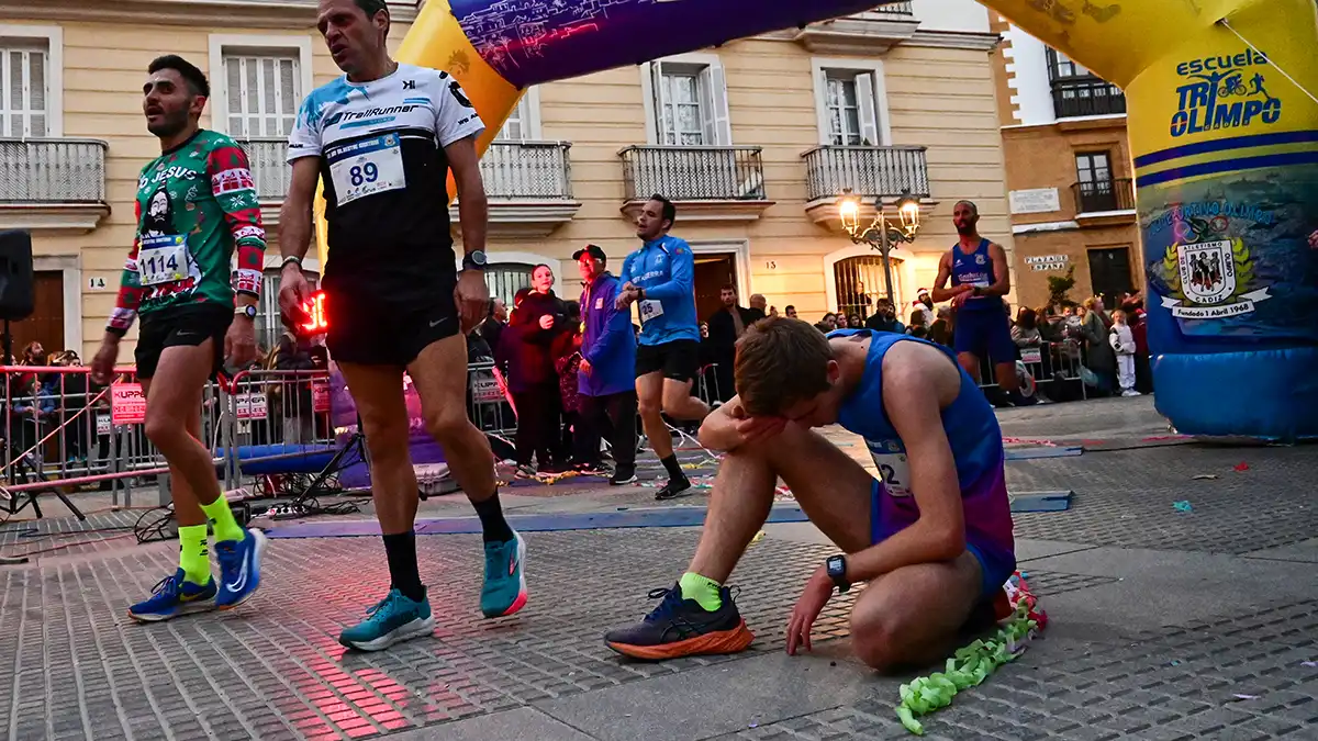 Búscate en las fotos de la VII San Silvestre gaditana, en la que ganaron un francés y una isleña