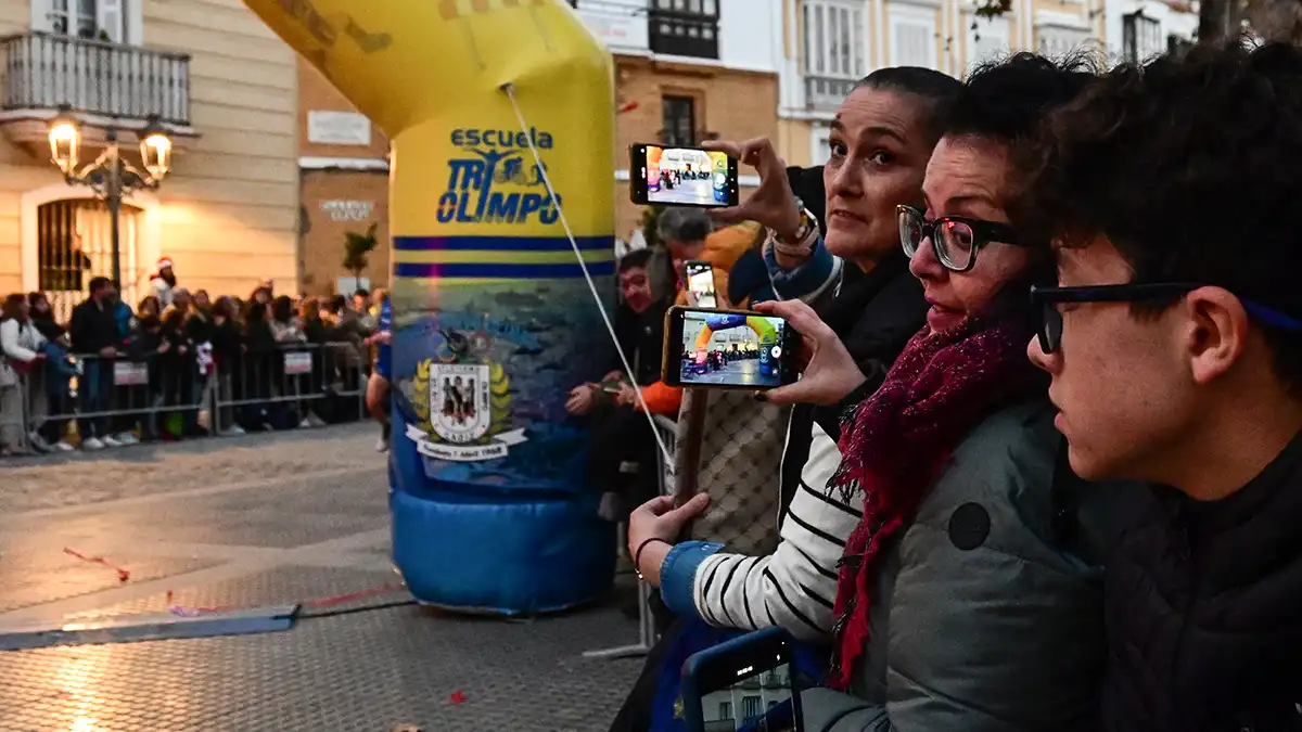 Búscate en las fotos de la VII San Silvestre gaditana, en la que ganaron un francés y una isleña