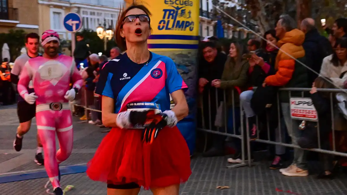 Búscate en las fotos de la VII San Silvestre gaditana, en la que ganaron un francés y una isleña