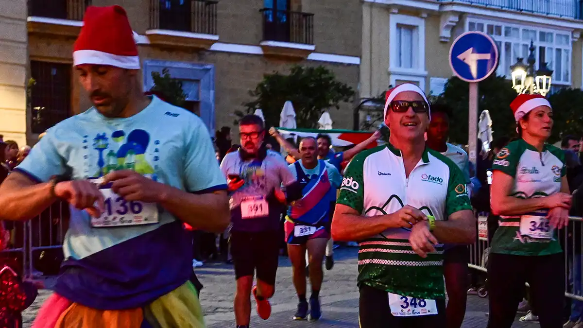 Búscate en las fotos de la VII San Silvestre gaditana, en la que ganaron un francés y una isleña