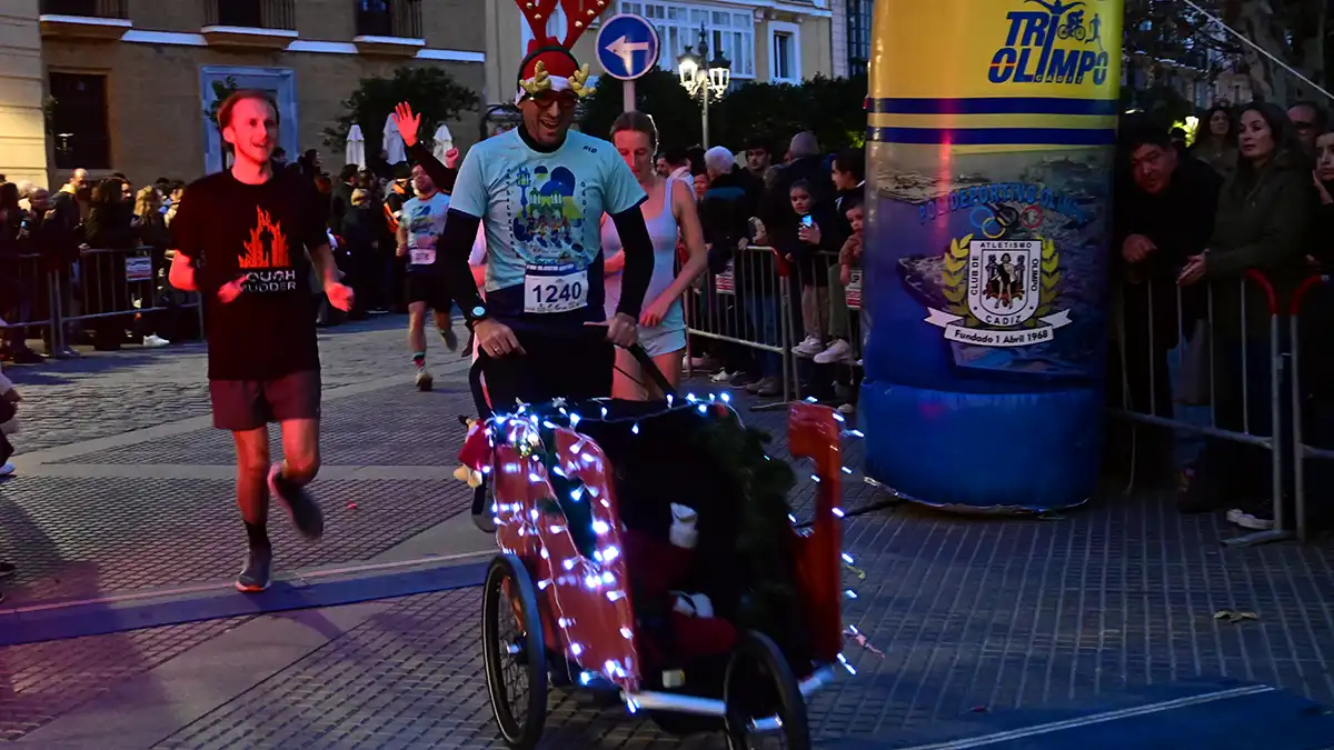 Búscate en las fotos de la VII San Silvestre gaditana, en la que ganaron un francés y una isleña