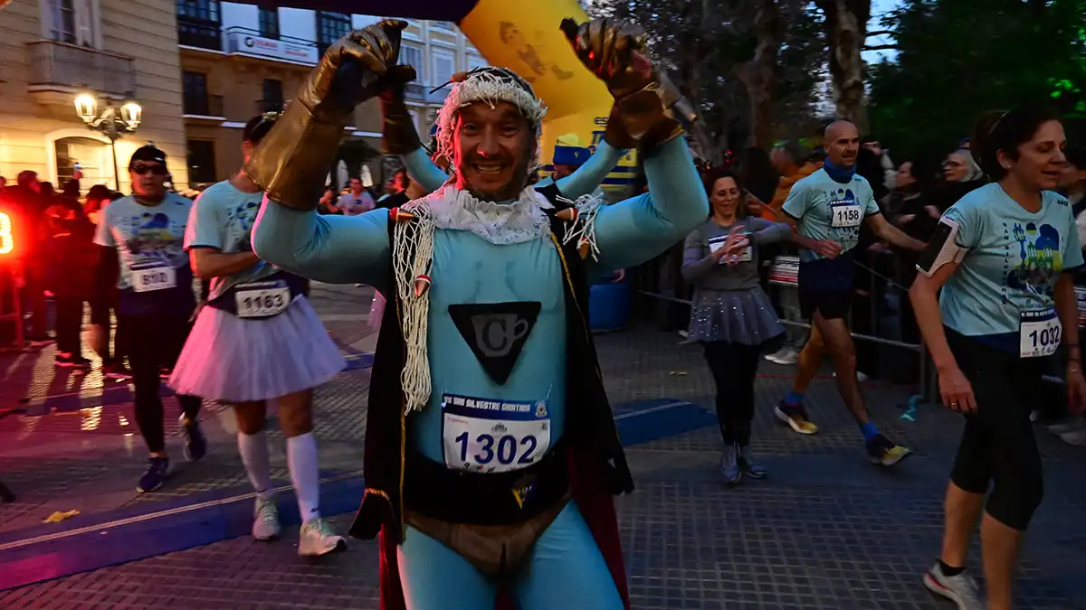 Búscate en las fotos de la VII San Silvestre gaditana, en la que ganaron un francés y una isleña
