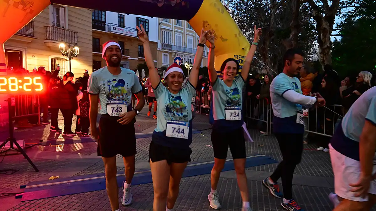 Búscate en las fotos de la VII San Silvestre gaditana, en la que ganaron un francés y una isleña