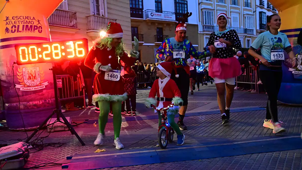 Búscate en las fotos de la VII San Silvestre gaditana, en la que ganaron un francés y una isleña