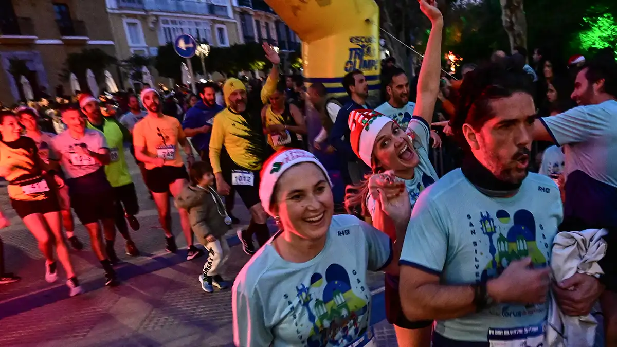 Búscate en las fotos de la VII San Silvestre gaditana, en la que ganaron un francés y una isleña