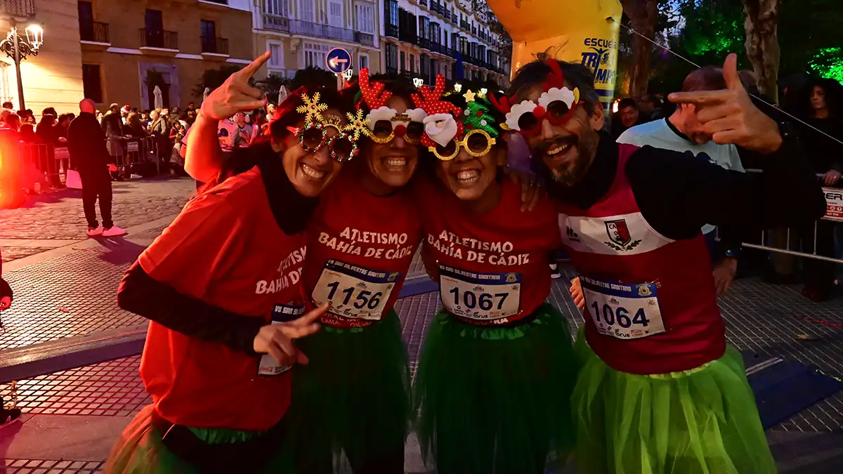 Búscate en las fotos de la VII San Silvestre gaditana, en la que ganaron un francés y una isleña