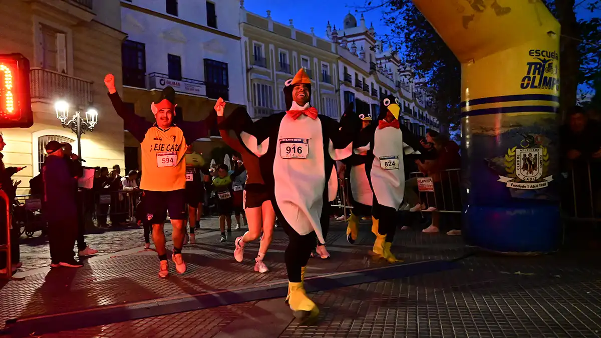 Búscate en las fotos de la VII San Silvestre gaditana, en la que ganaron un francés y una isleña