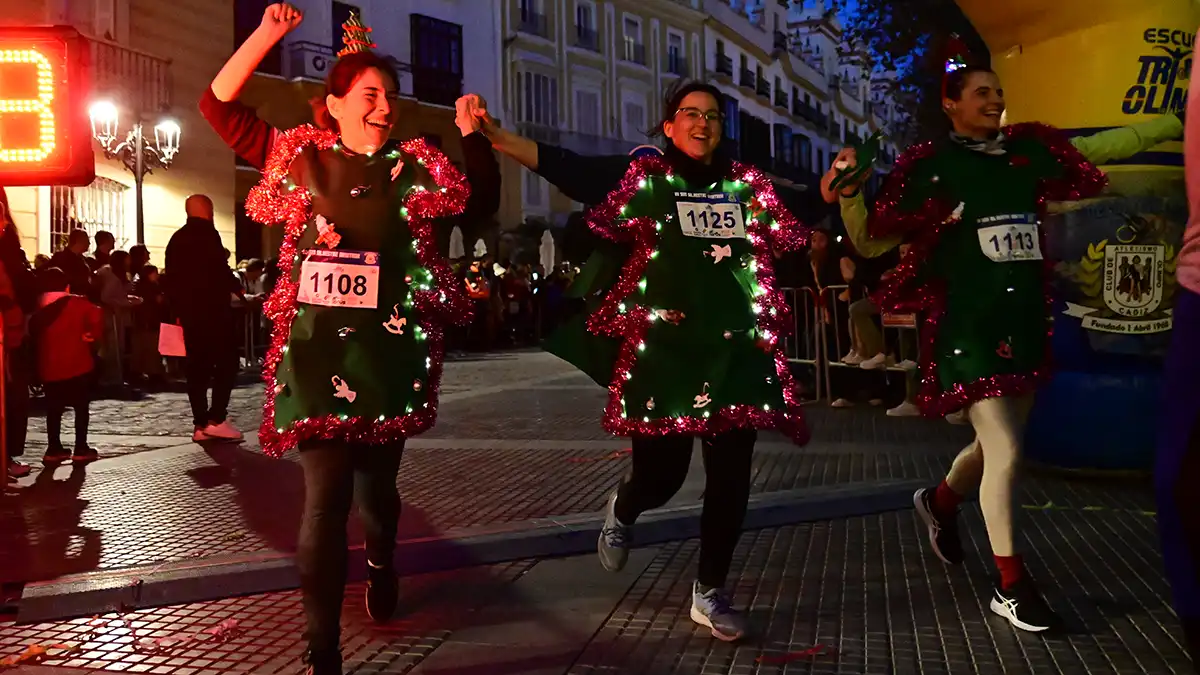 Búscate en las fotos de la VII San Silvestre gaditana, en la que ganaron un francés y una isleña