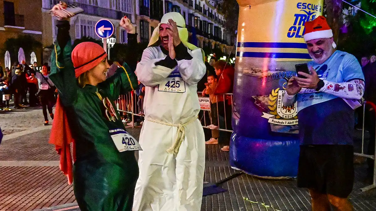 Búscate en las fotos de la VII San Silvestre gaditana, en la que ganaron un francés y una isleña