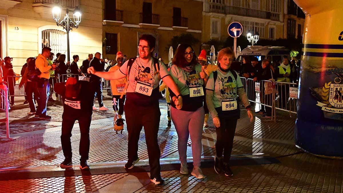 Búscate en las fotos de la VII San Silvestre gaditana, en la que ganaron un francés y una isleña