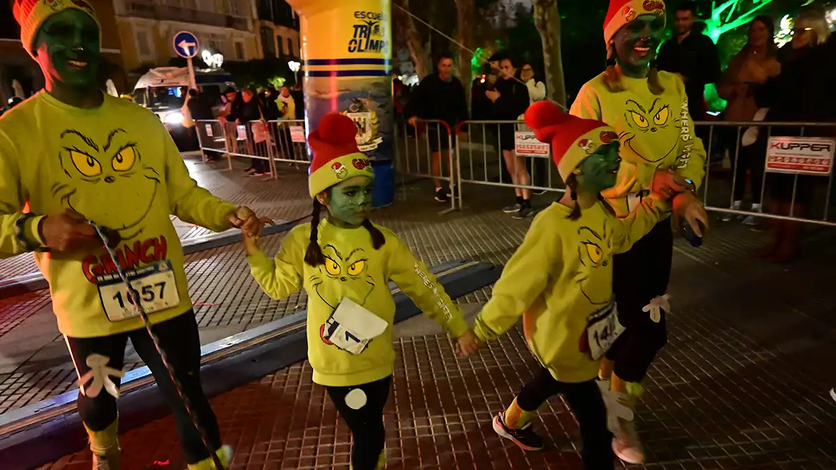 Búscate en las fotos de la VII San Silvestre gaditana, en la que ganaron un francés y una isleña