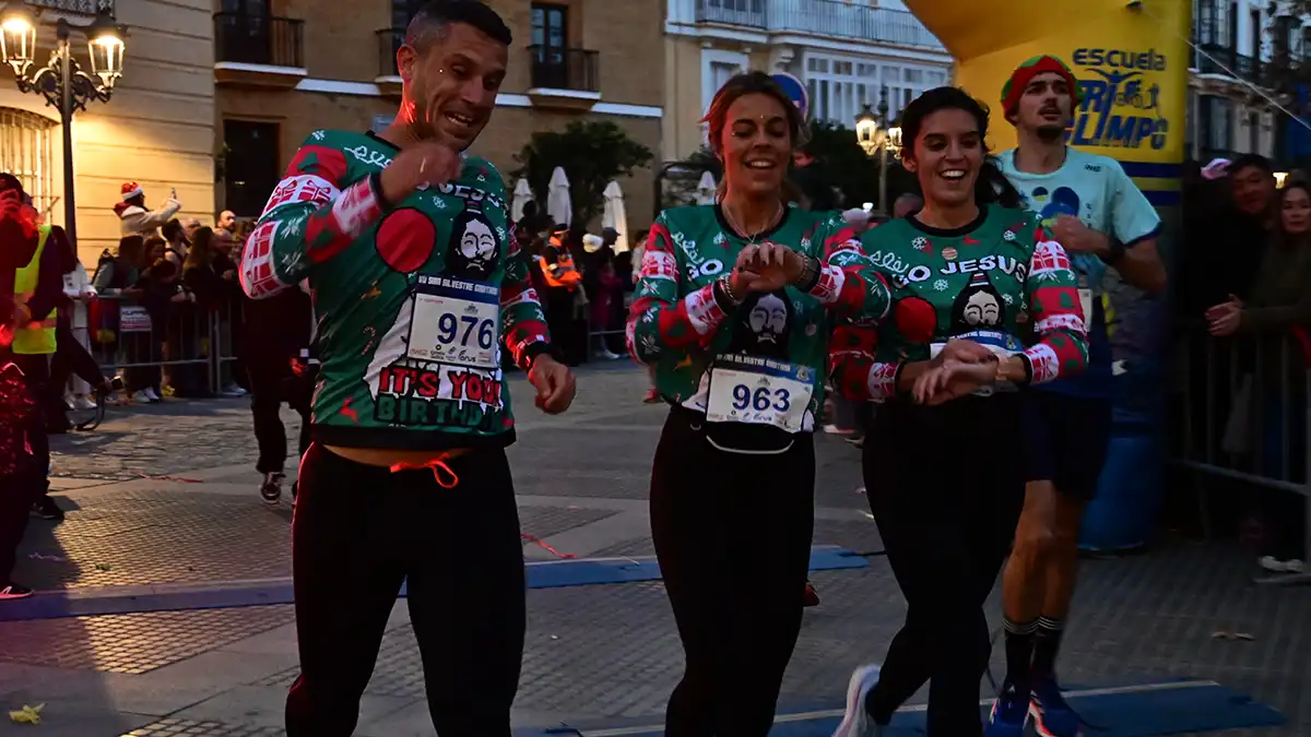 Búscate en las fotos de la VII San Silvestre gaditana, en la que ganaron un francés y una isleña