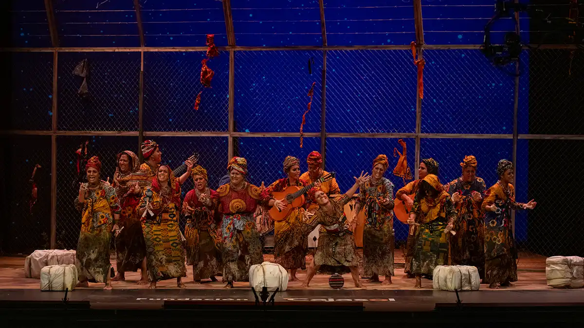 La realidad de las mujeres inmigrantes y una alegre secta marcan la novena sesión de preliminares del COAC 2025