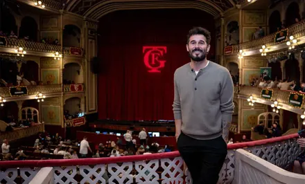 El pregonero del Carnaval de Cádiz da pistas sobre su pregón en su primera visita al COAC de adultos