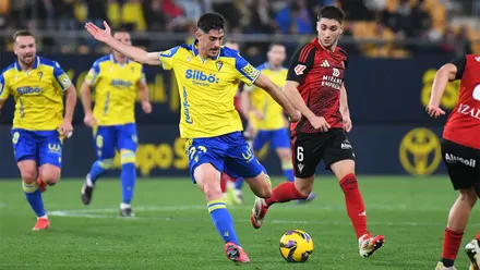 Carlos Fernández golpea un balón en el encuentro ante el CD Mirandés.